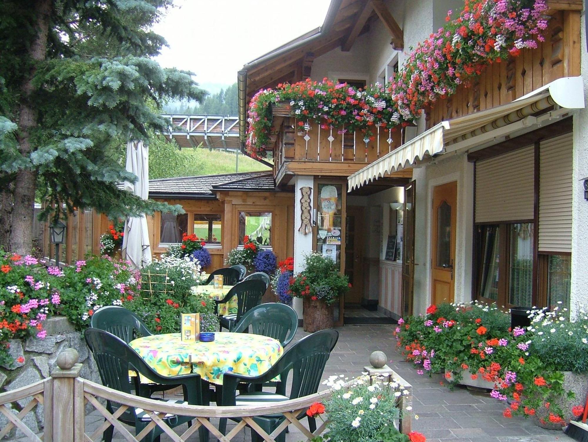 Ostaria La Fontana Hotel Corvara In Badia Exterior photo